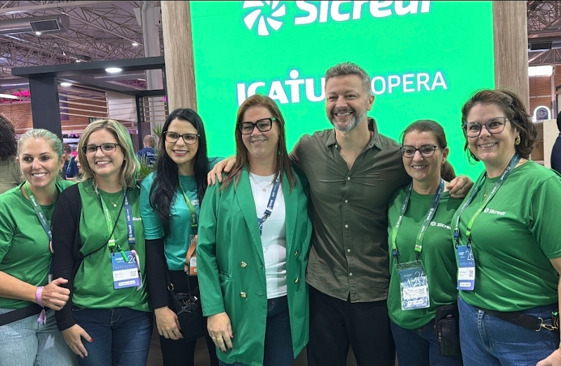 Equipe da Sicredi Pioneira com Lucas Lima